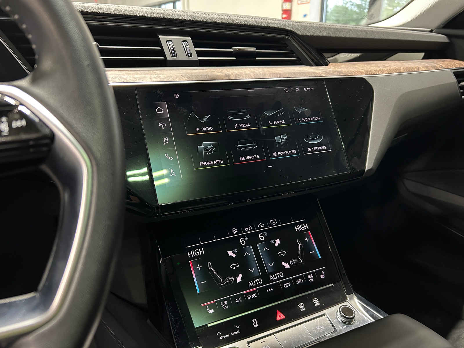 Thumbnail: 2020 Audi e-tron S - 3