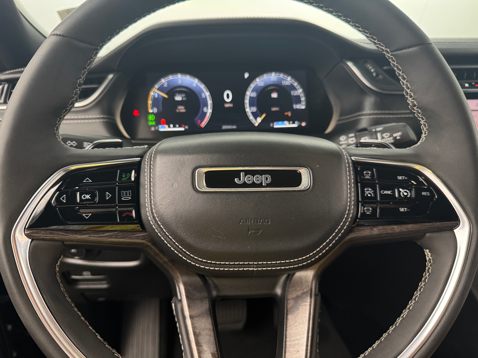 Thumbnail: 2023 Jeep Grand Cherokee L - 4