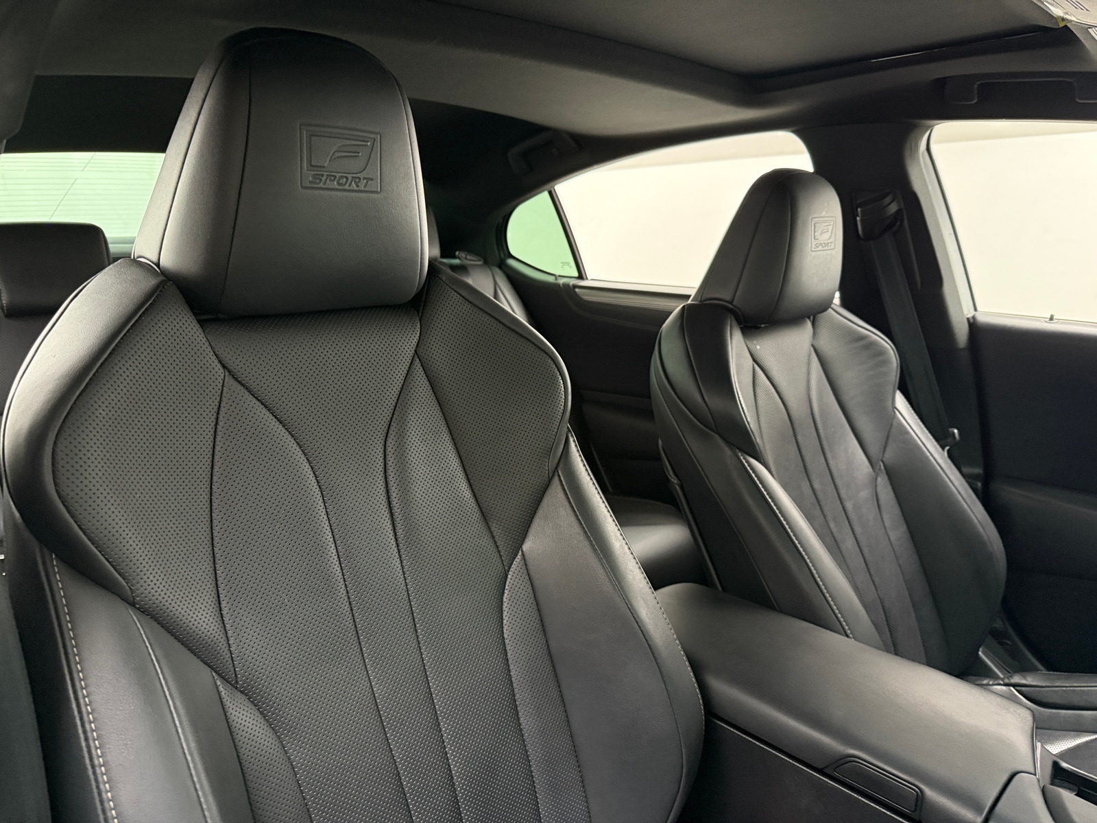 Thumbnail: 2019 Lexus ES - 2