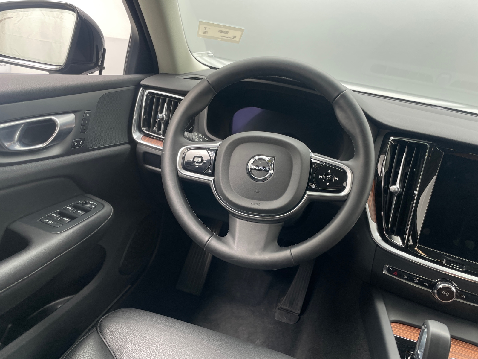 Thumbnail: 2025 Volvo S60 - 4
