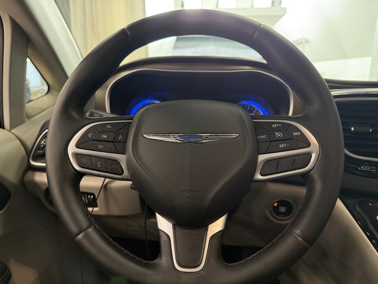 Thumbnail: 2017 Chrysler Pacifica - 4