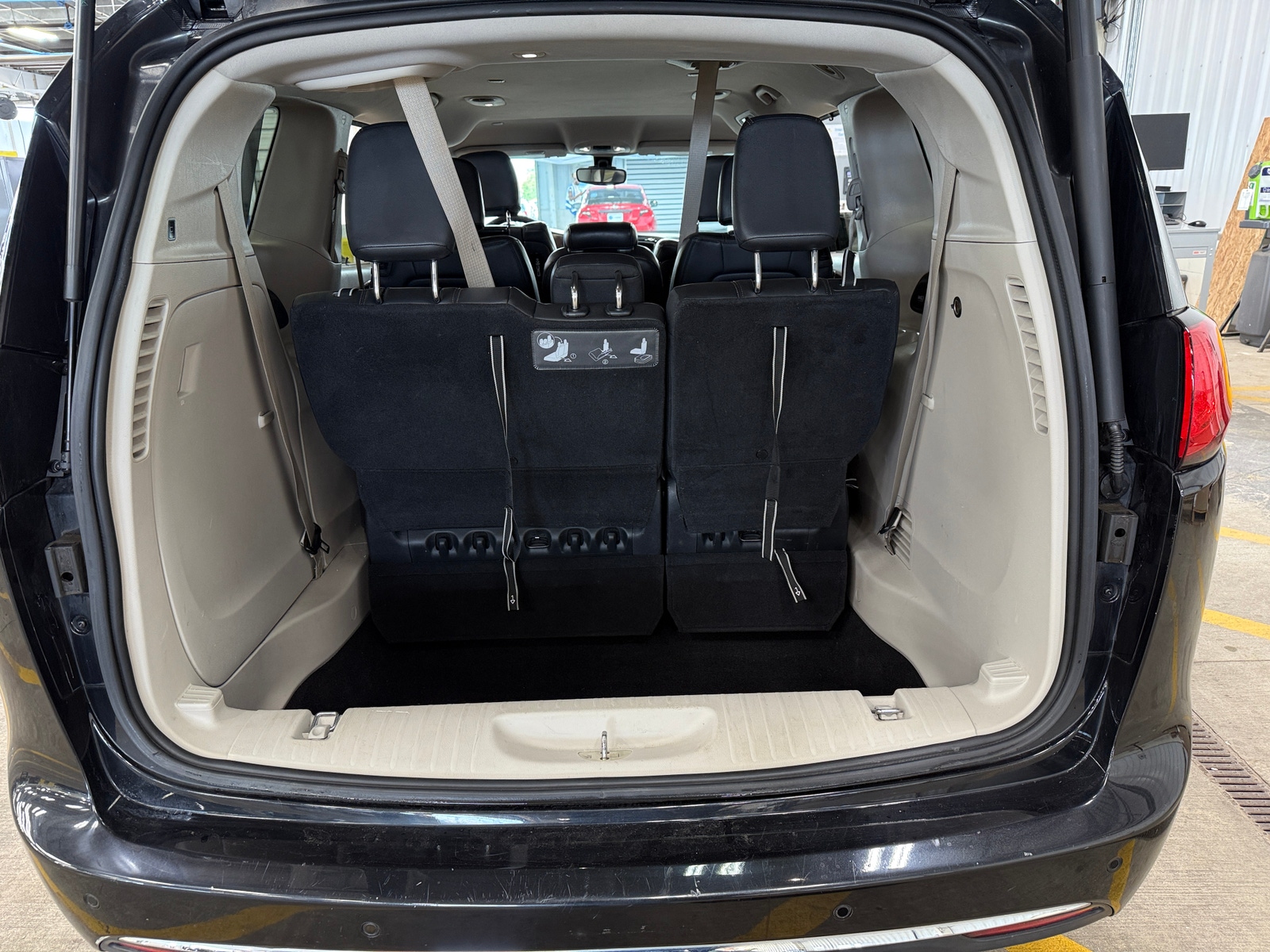 Thumbnail: 2017 Chrysler Pacifica - 6