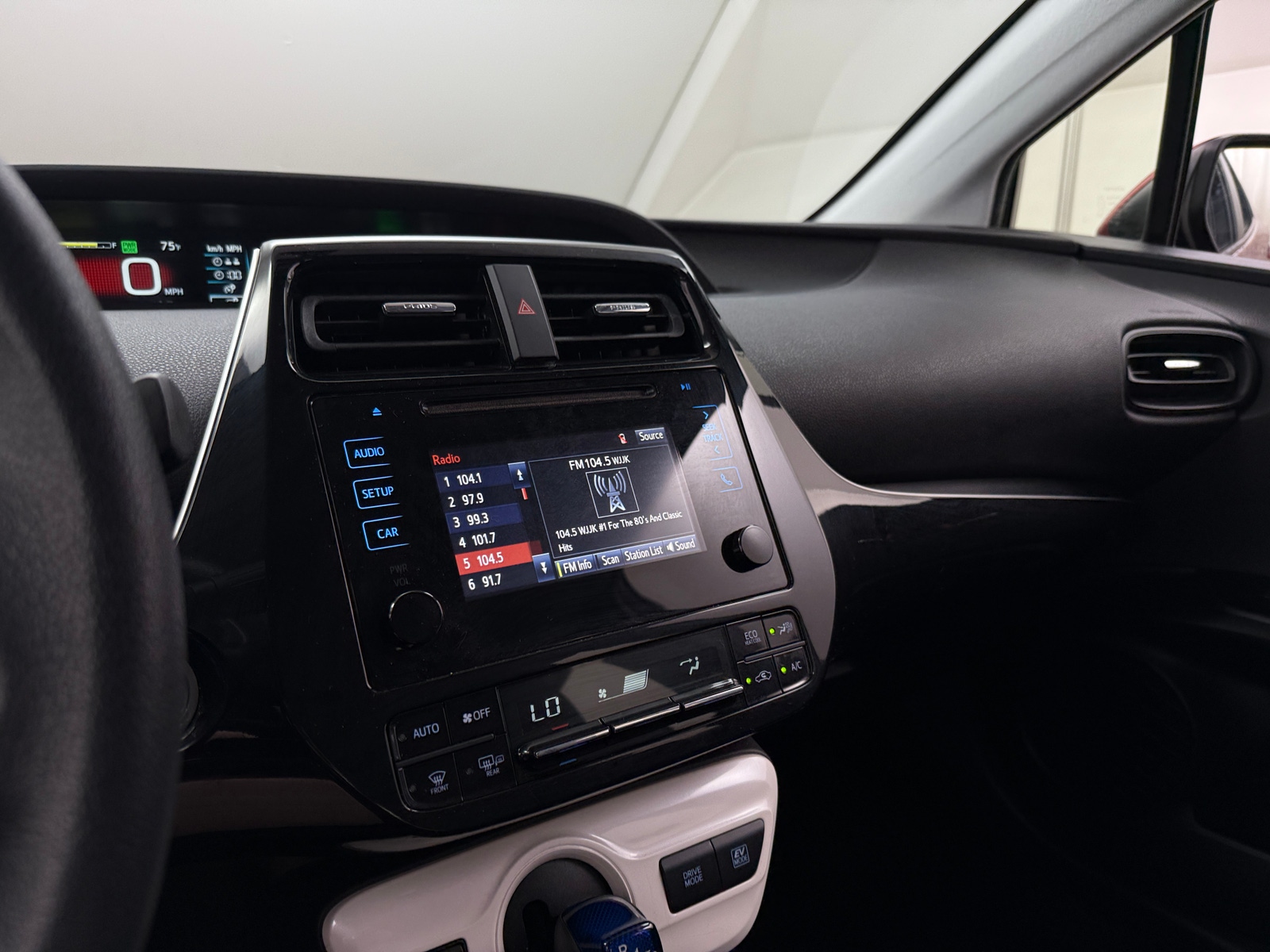 Thumbnail: 2016 Toyota Prius - 4