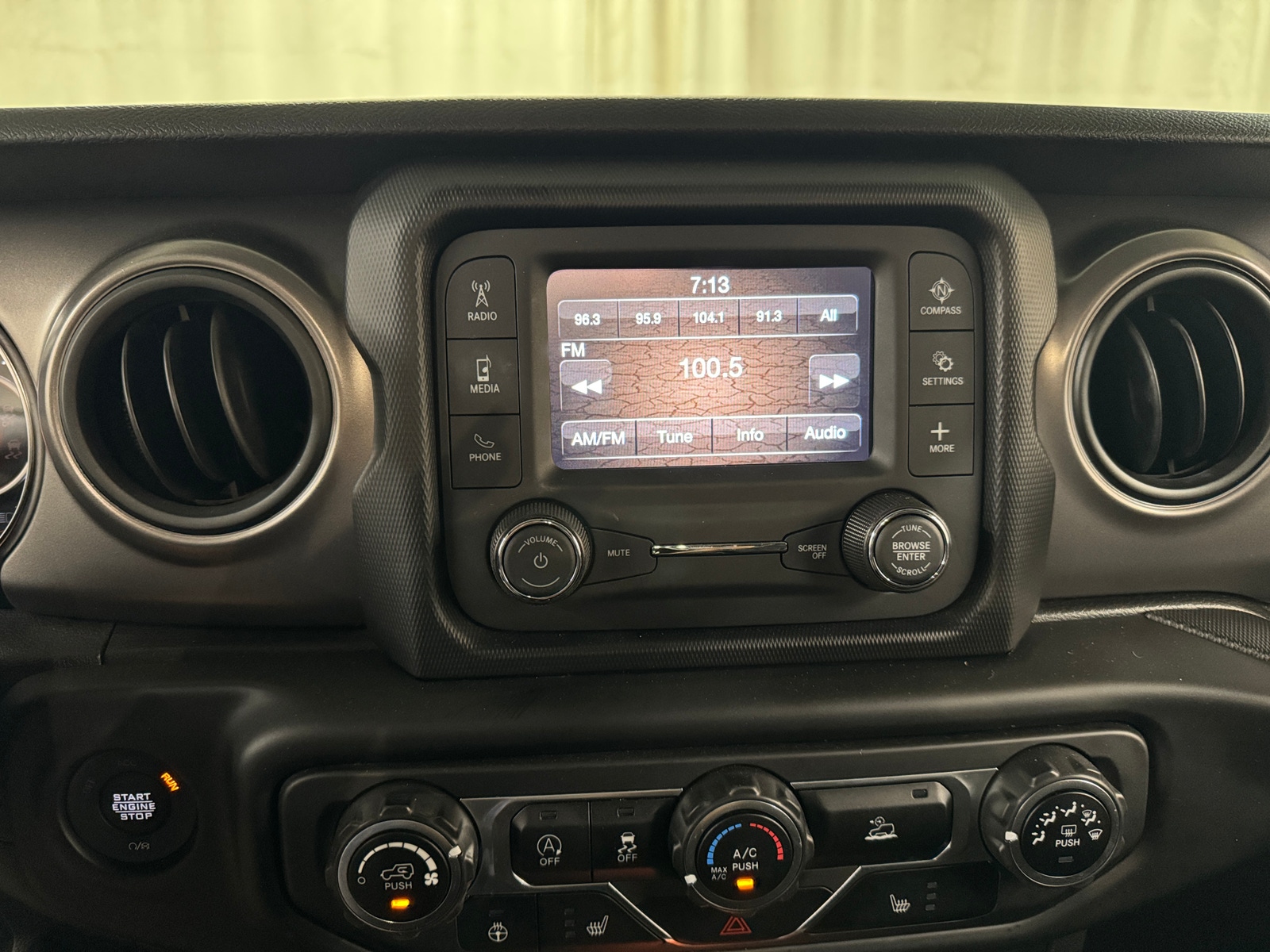 Thumbnail: 2021 Jeep Gladiator - 4