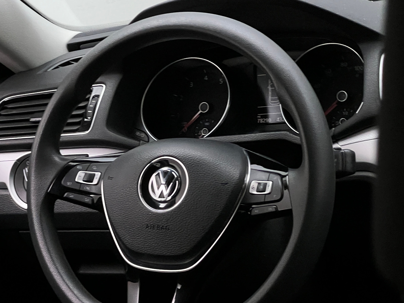 Thumbnail: 2017 Volkswagen Passat - 5