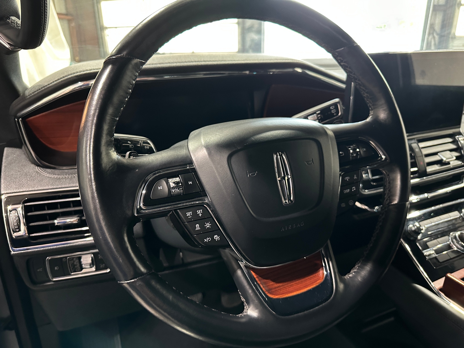 Thumbnail: 2022 Lincoln Navigator L - 4