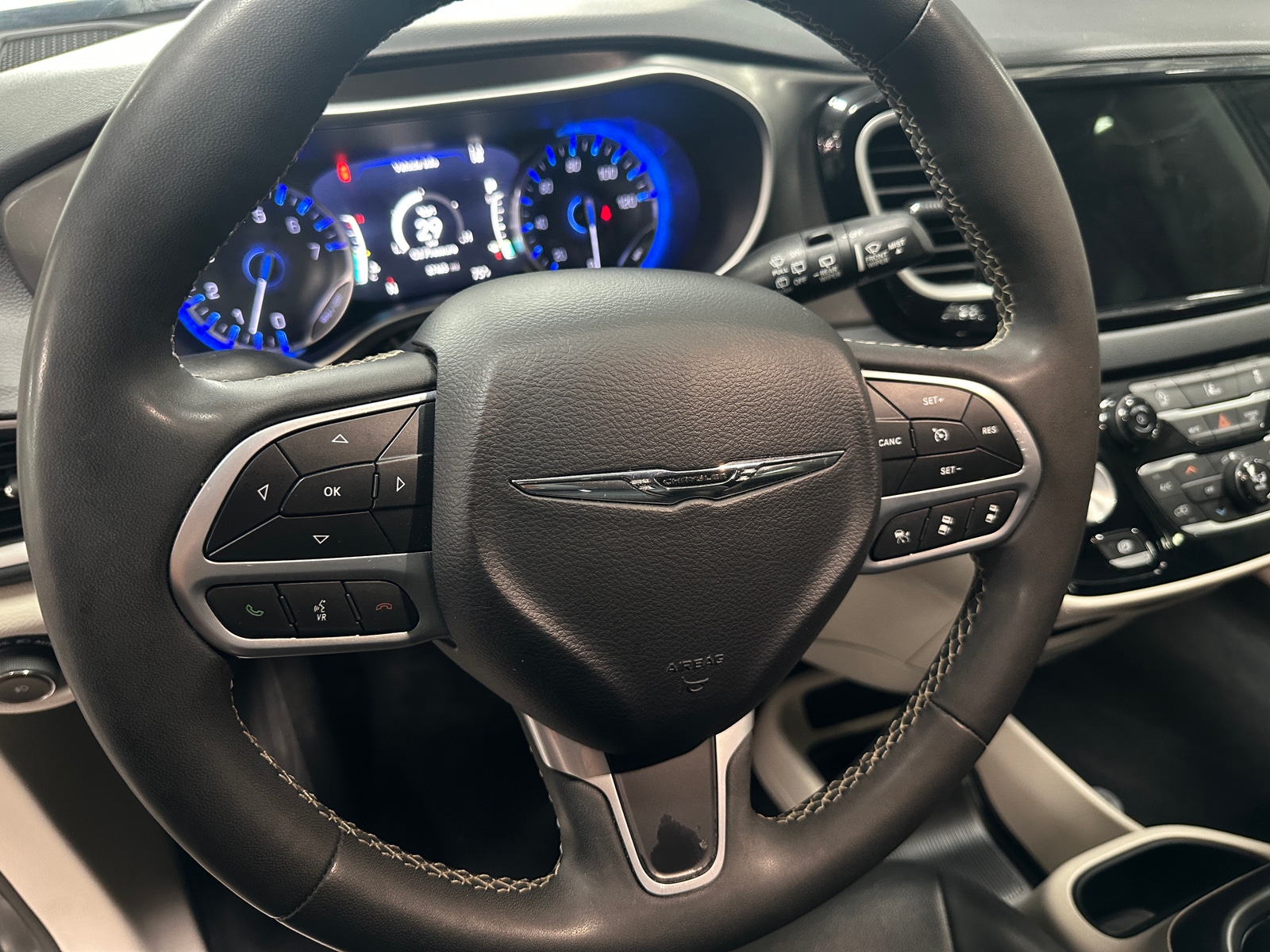Thumbnail: 2022 Chrysler Pacifica - 4