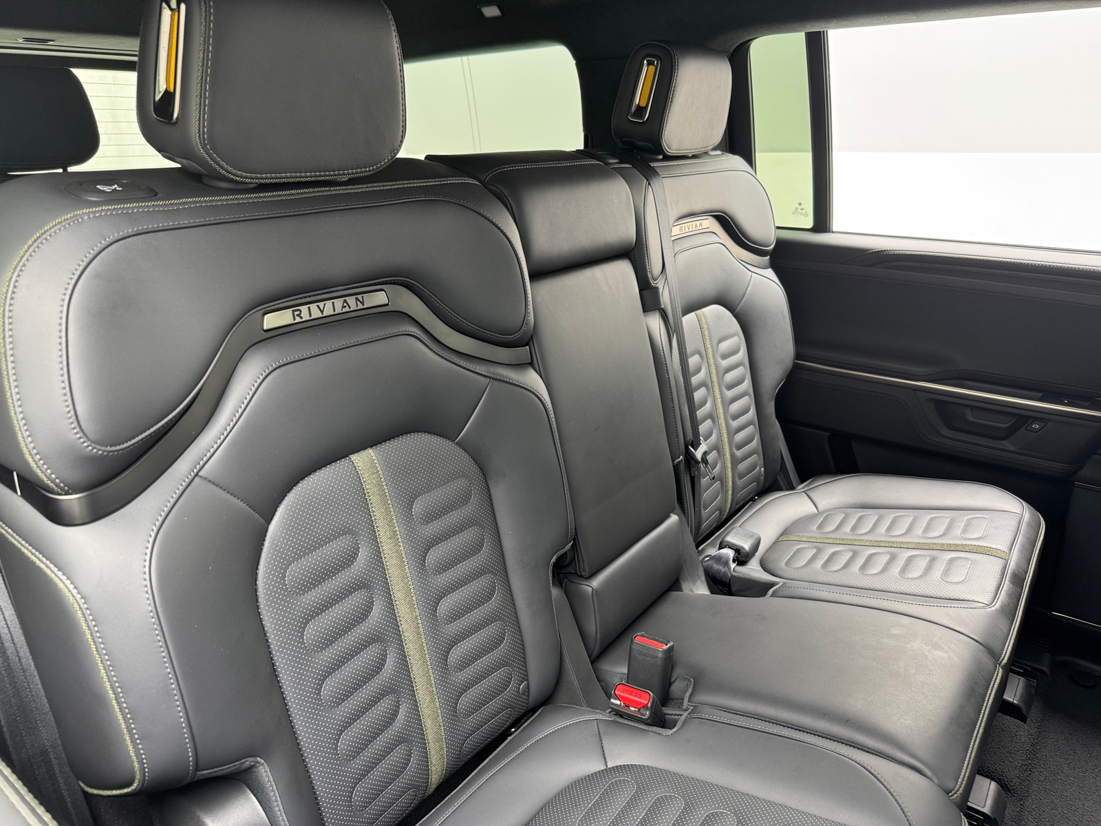 Thumbnail: 2025 Rivian R1S - 4