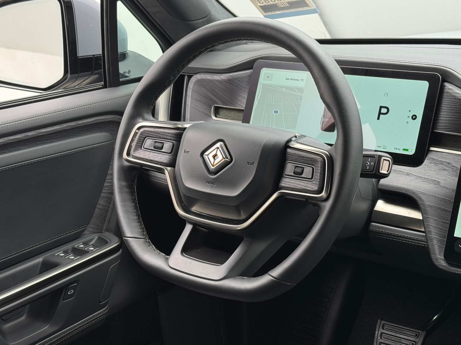 Thumbnail: 2025 Rivian R1S - 3