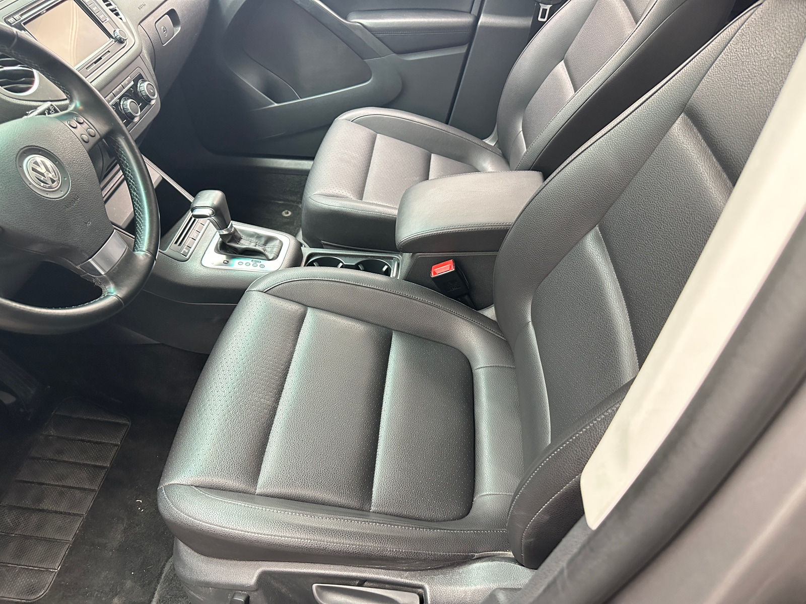 Thumbnail: 2010 Volkswagen Tiguan - 2