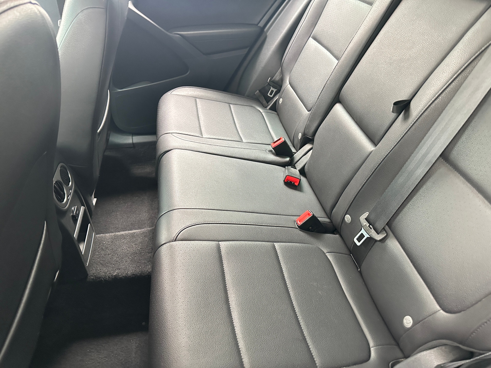 Thumbnail: 2010 Volkswagen Tiguan - 6