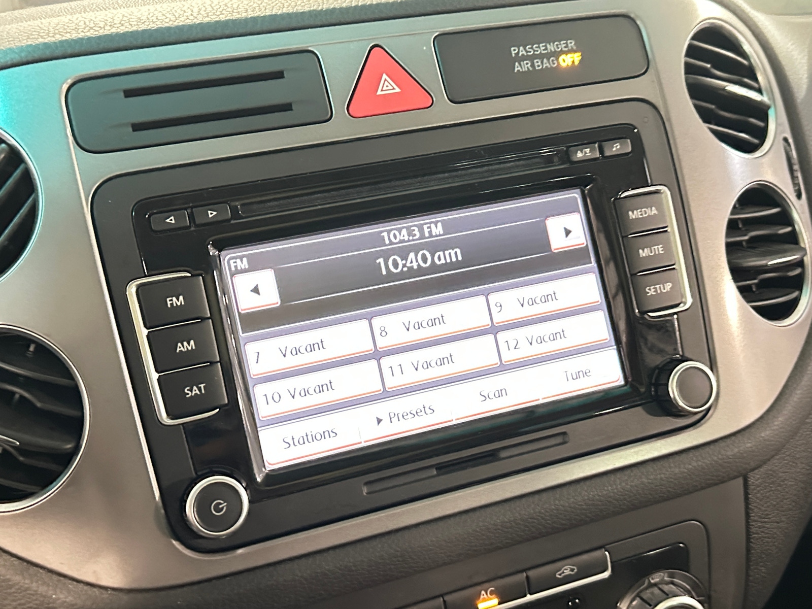 Thumbnail: 2010 Volkswagen Tiguan - 4