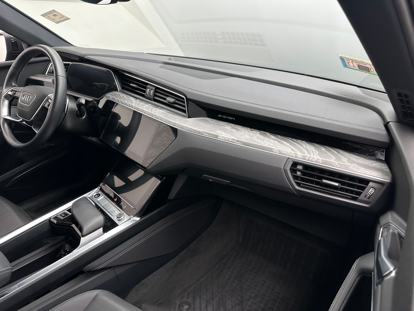 Thumbnail: 2022 Audi e-tron - 2