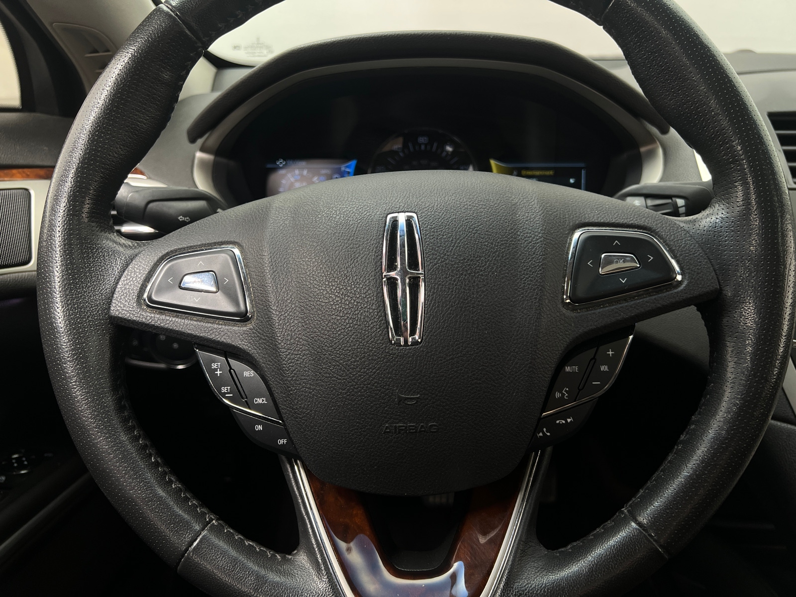 Thumbnail: 2014 Lincoln MKZ - 4