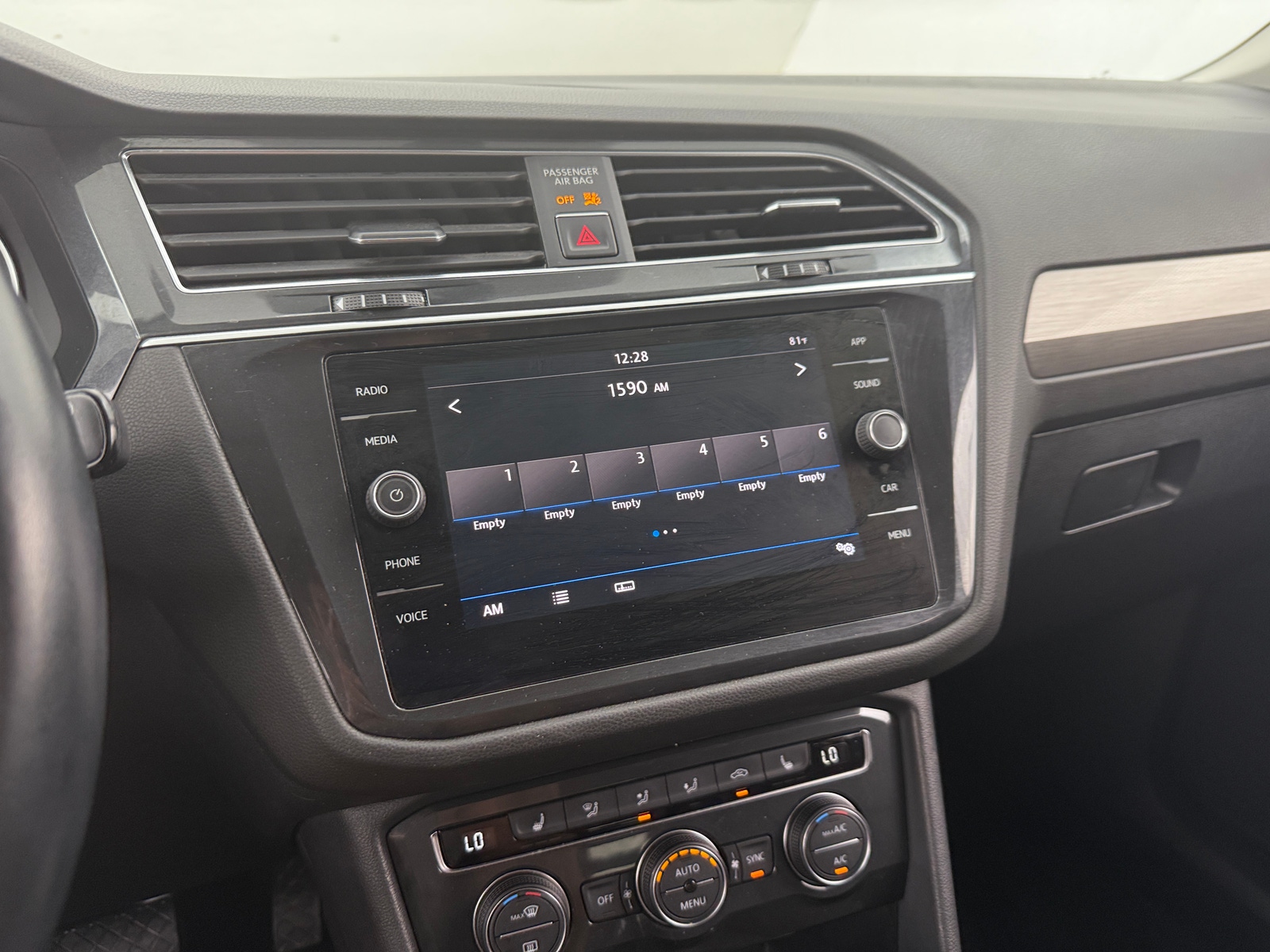 Thumbnail: 2018 Volkswagen Tiguan - 3