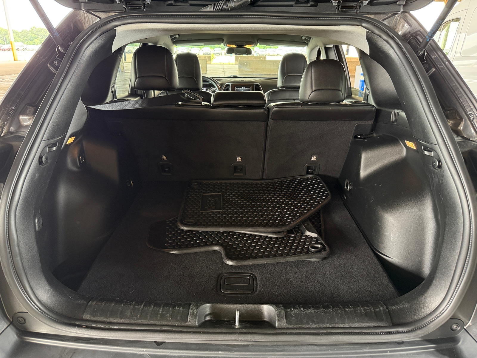 Thumbnail: 2019 Jeep Cherokee - 7