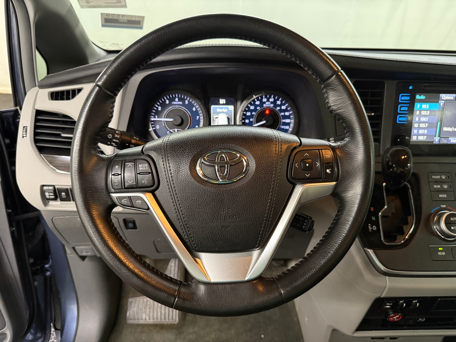 Thumbnail: 2015 Toyota Sienna - 4