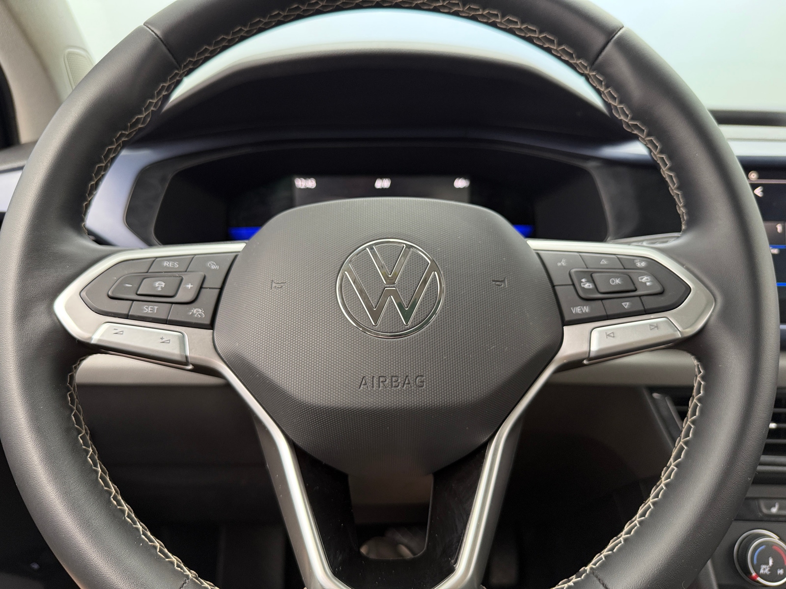 Thumbnail: 2022 Volkswagen Taos - 4