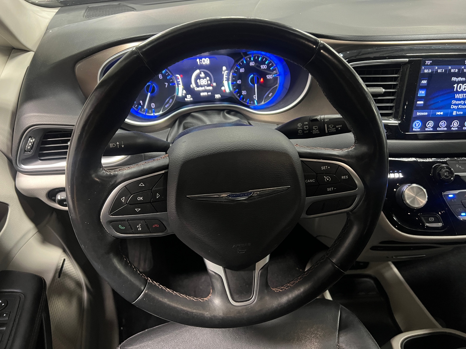 Thumbnail: 2017 Chrysler Pacifica - 4