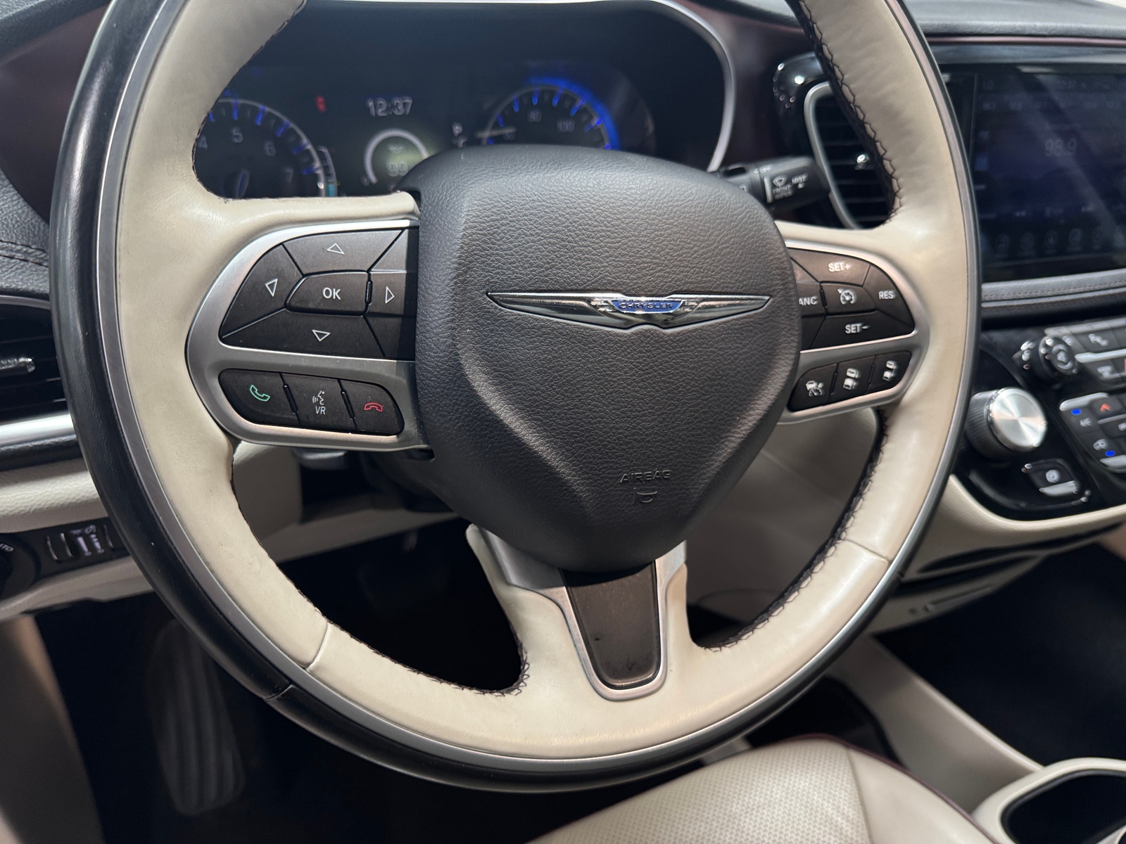 Thumbnail: 2017 Chrysler Pacifica - 4