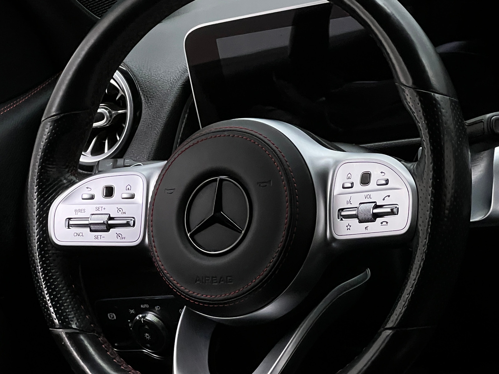 Thumbnail: 2020 Mercedes-Benz GLB - 4