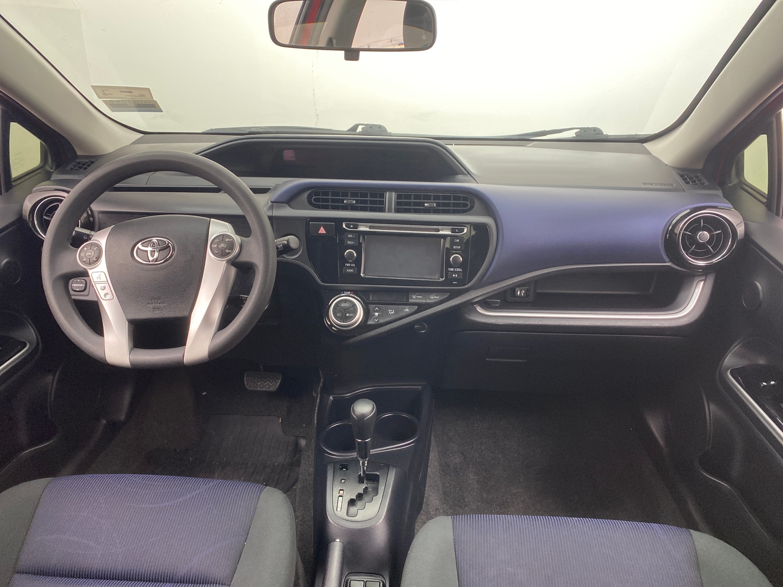 Thumbnail: 2016 Toyota Prius c - 3
