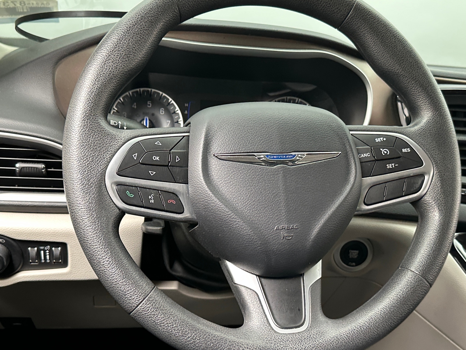 Thumbnail: 2017 Chrysler Pacifica - 5