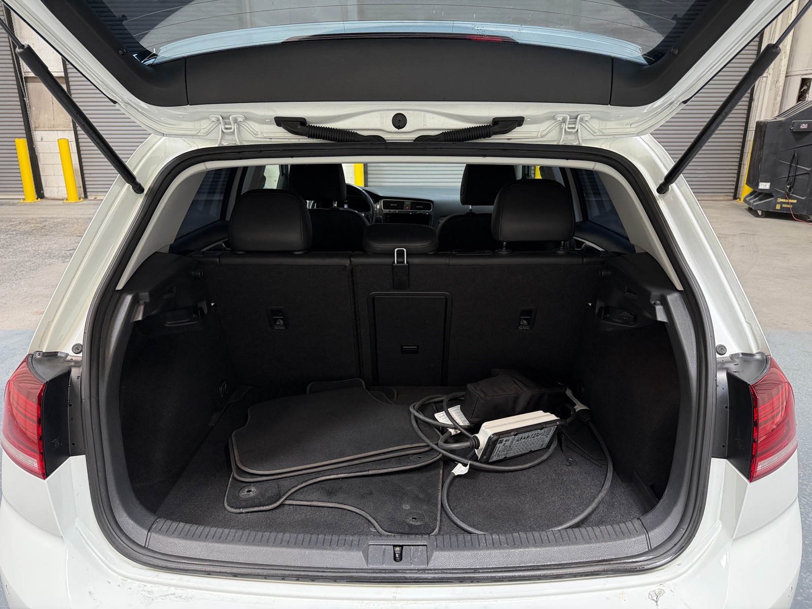 Thumbnail: 2019 Volkswagen e-Golf - 6