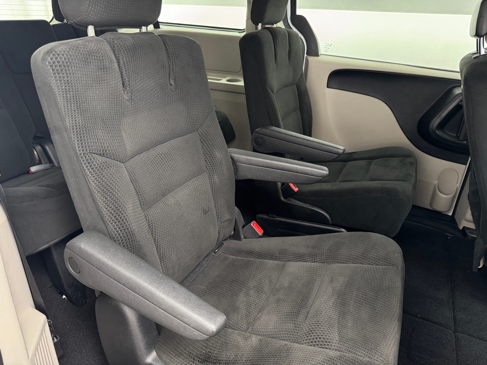 Thumbnail: 2016 Dodge Grand Caravan - 6