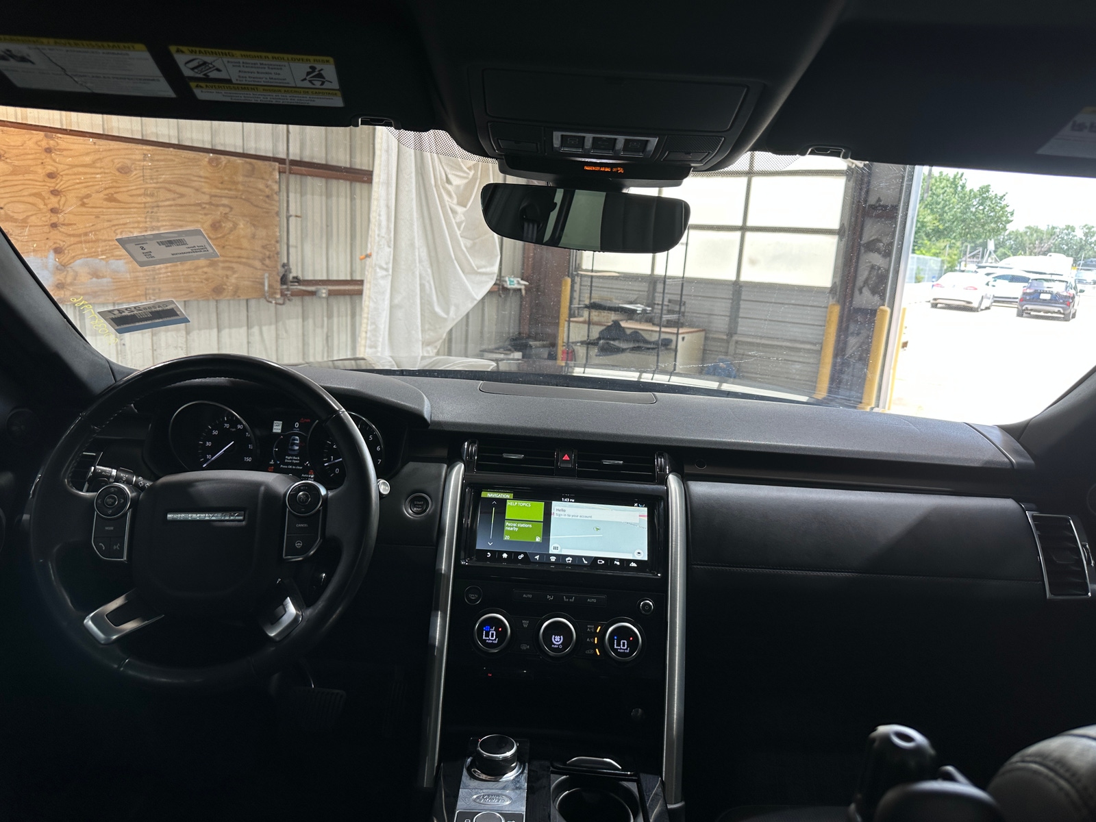 Thumbnail: 2017 Land Rover Discovery - 2