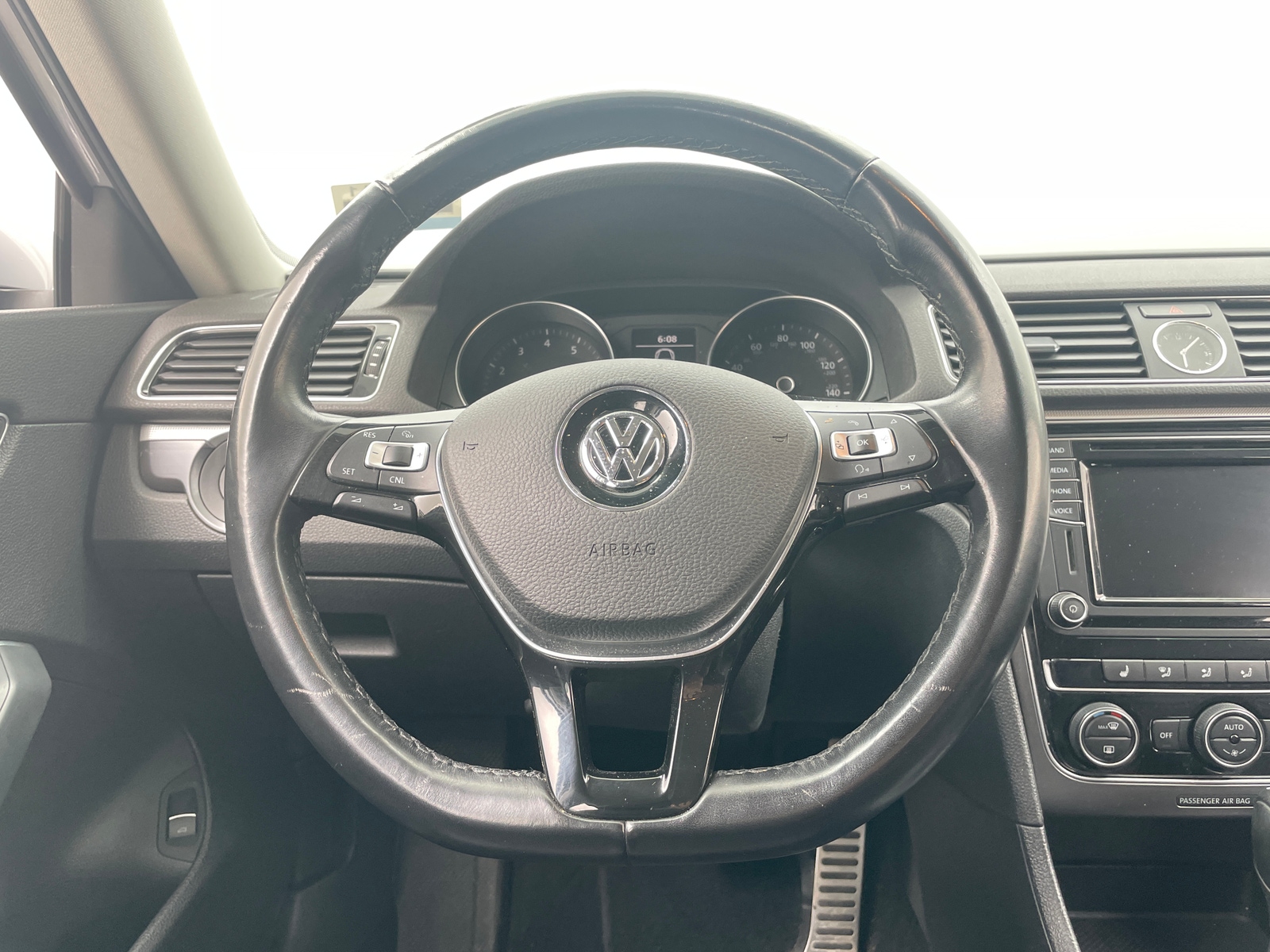 Thumbnail: 2017 Volkswagen Passat - 4