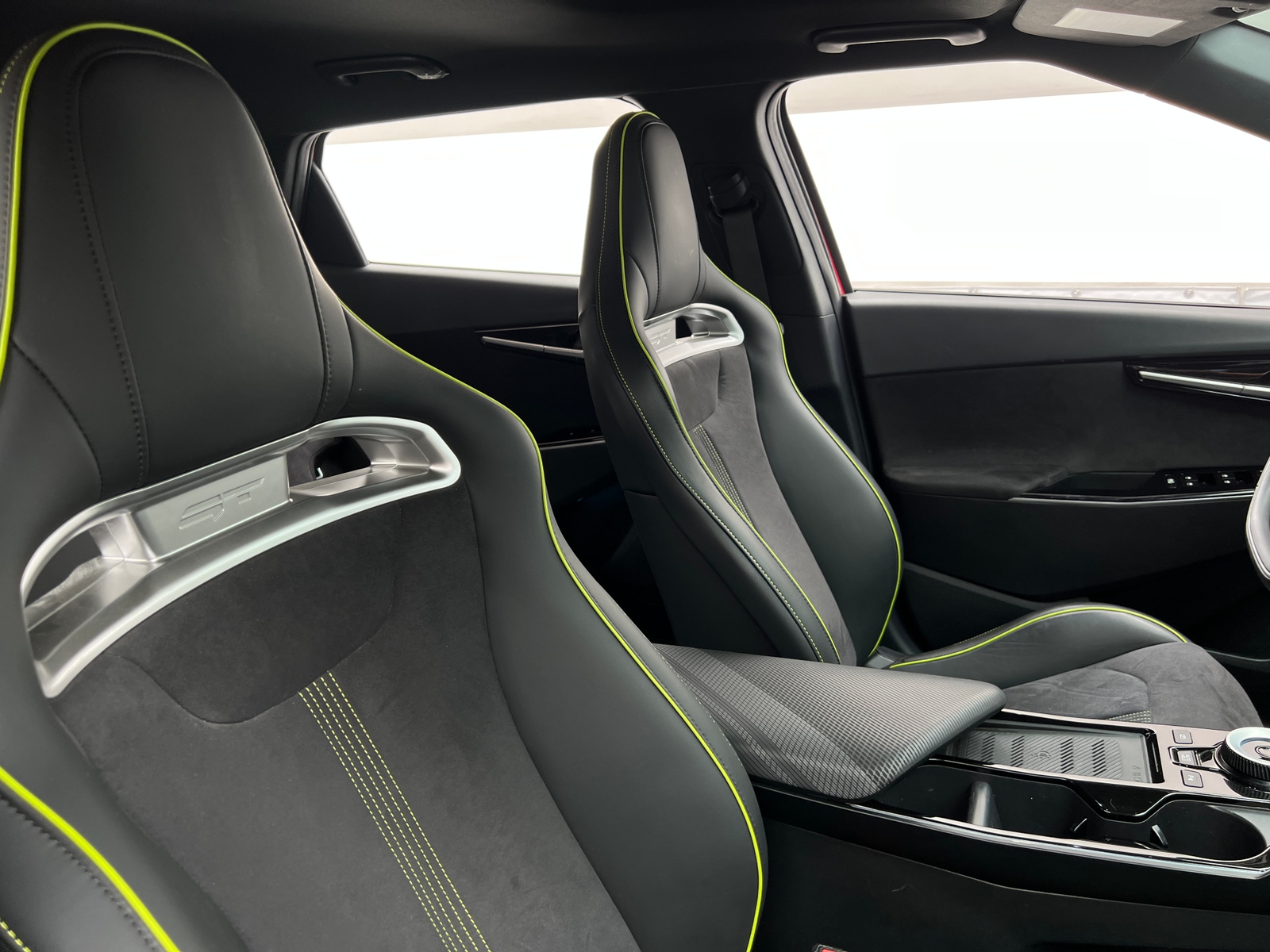 Thumbnail: 2023 Kia EV6 - 2