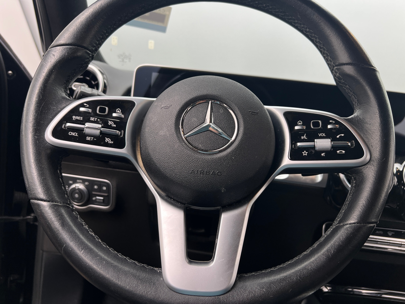 Thumbnail: 2021 Mercedes-Benz GLB - 4