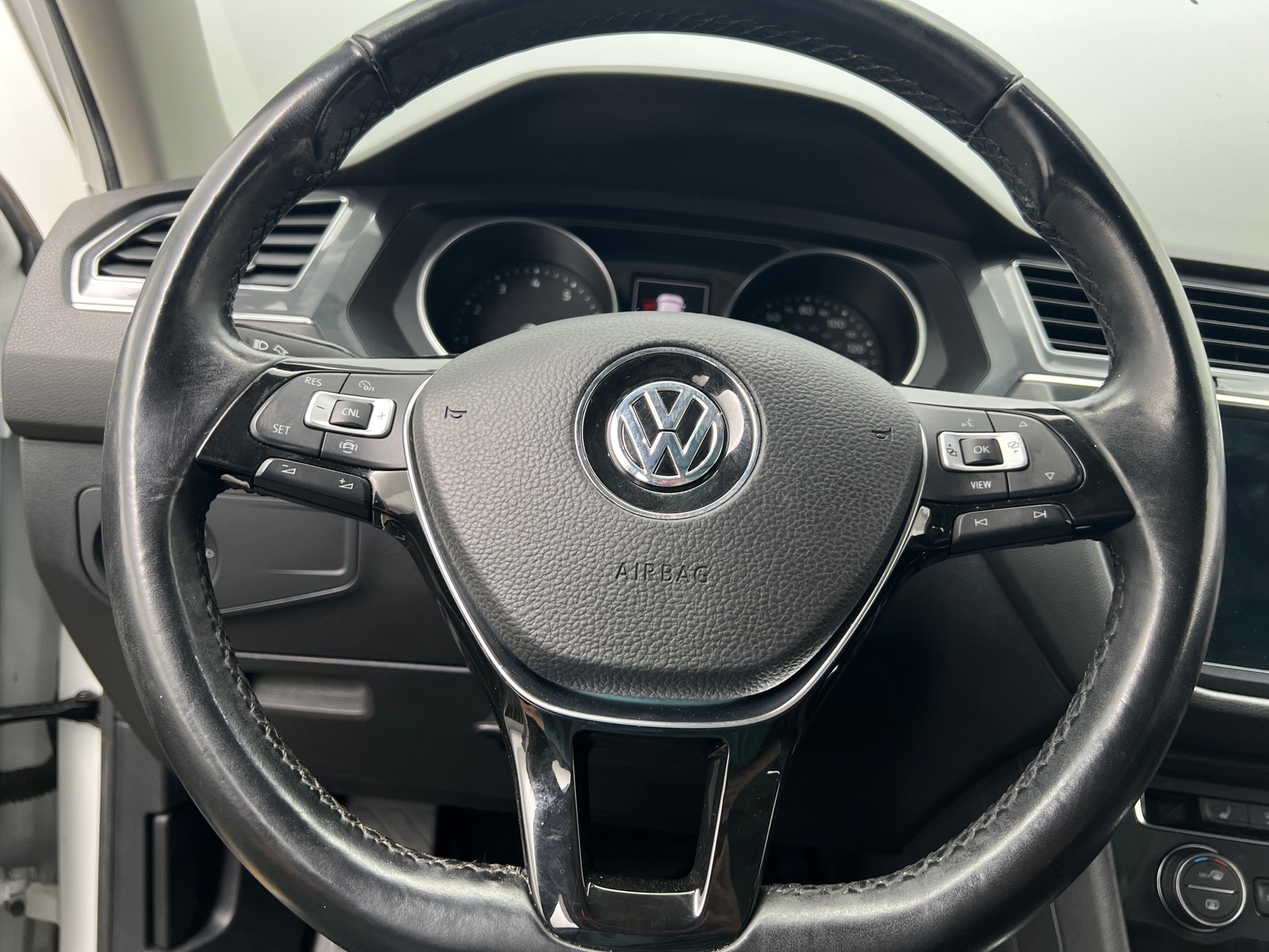 Thumbnail: 2019 Volkswagen Tiguan - 4