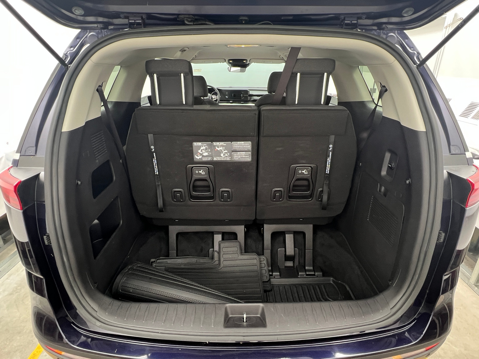 Thumbnail: 2023 Kia Carnival - 7