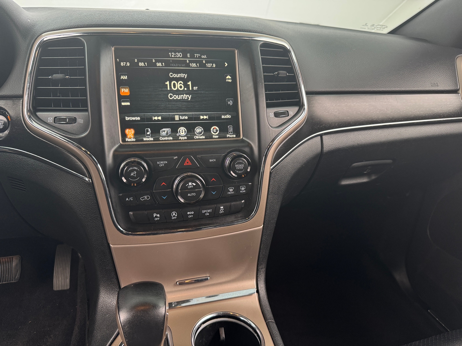Thumbnail: 2017 Jeep Grand Cherokee - 3