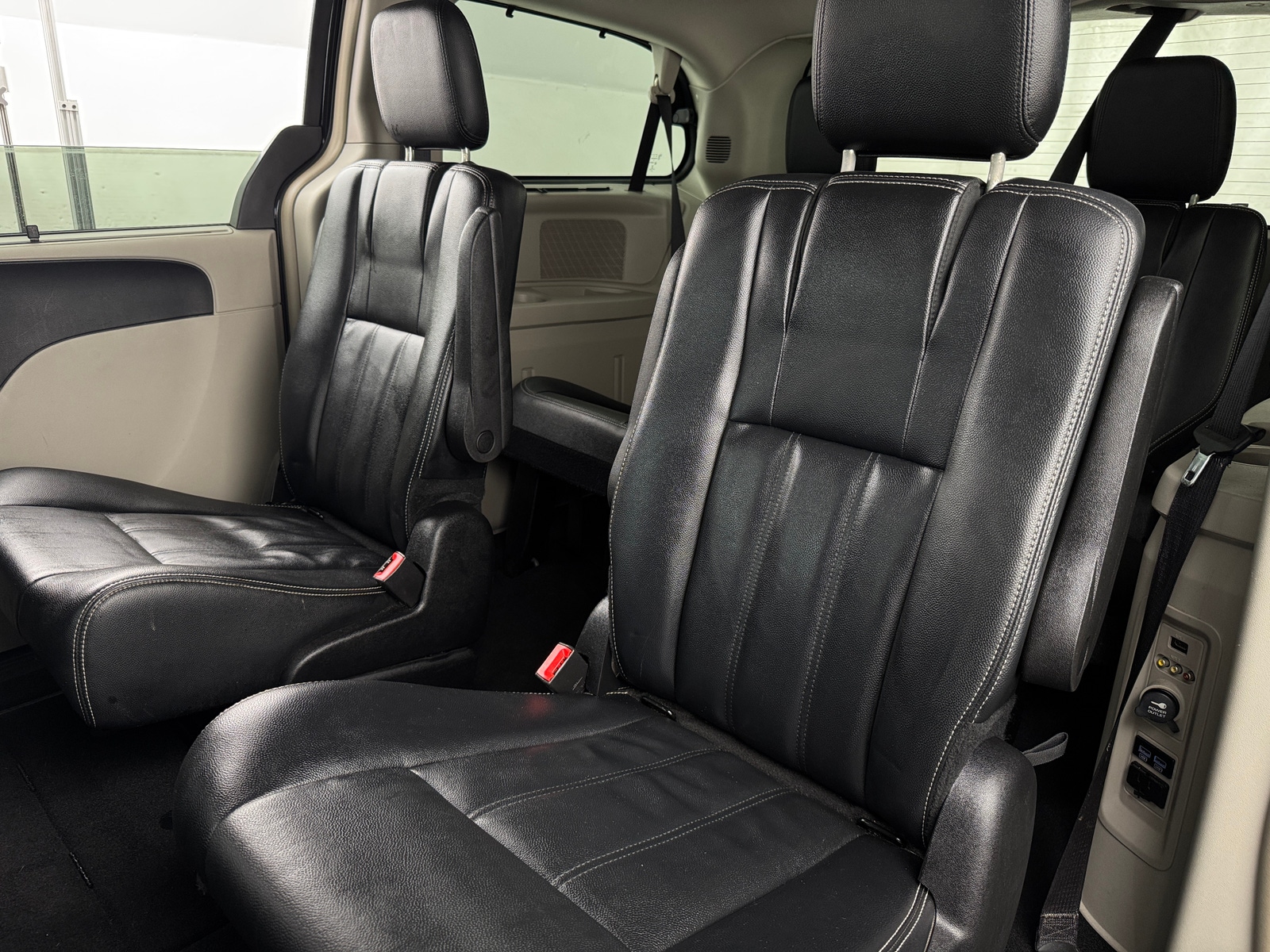 Thumbnail: 2015 Chrysler Town & Country - 5