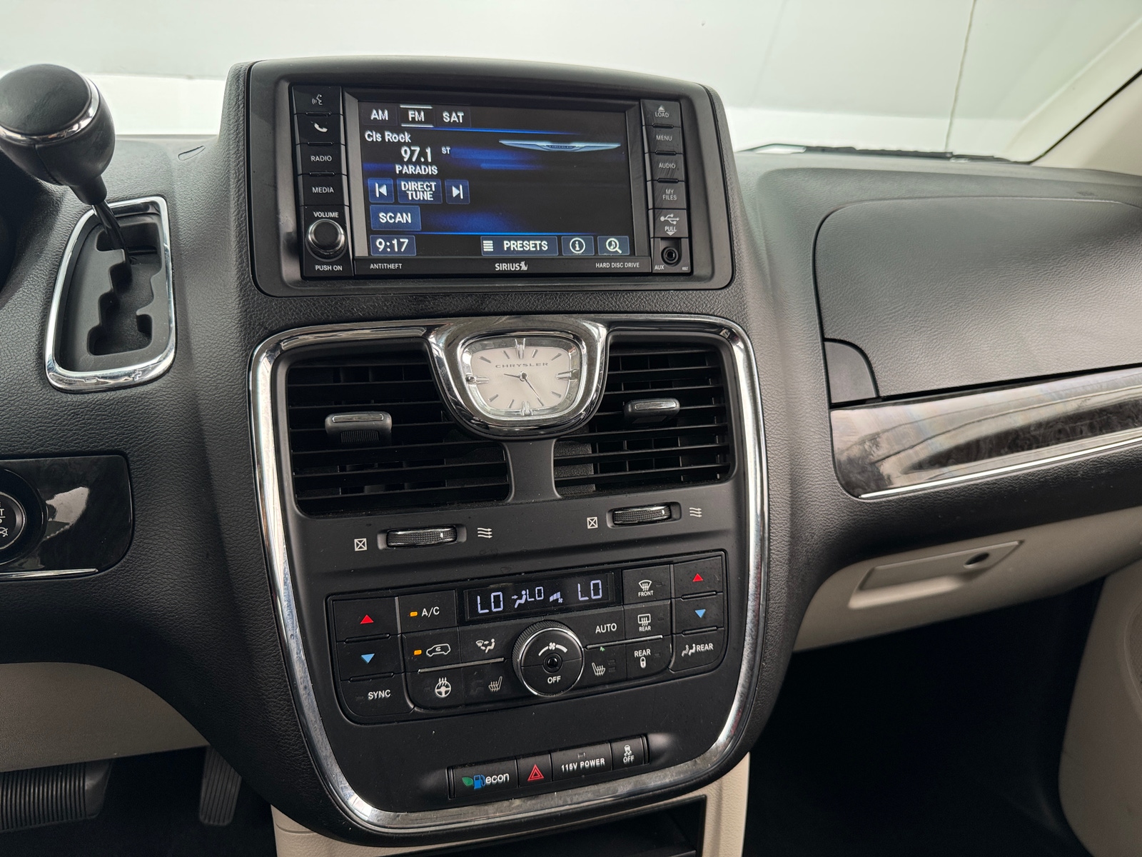 Thumbnail: 2015 Chrysler Town & Country - 3