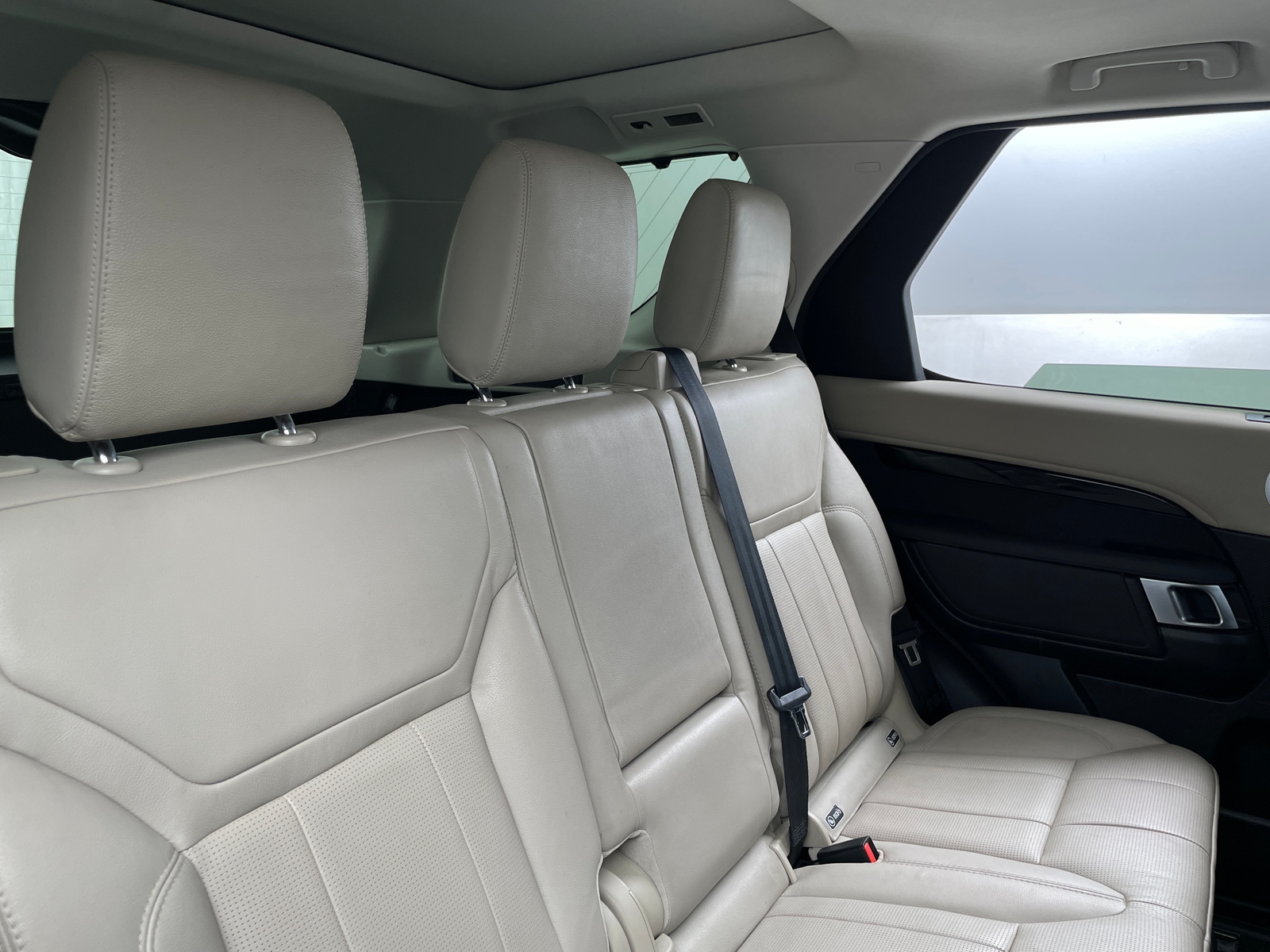 Thumbnail: 2020 Land Rover Discovery - 5