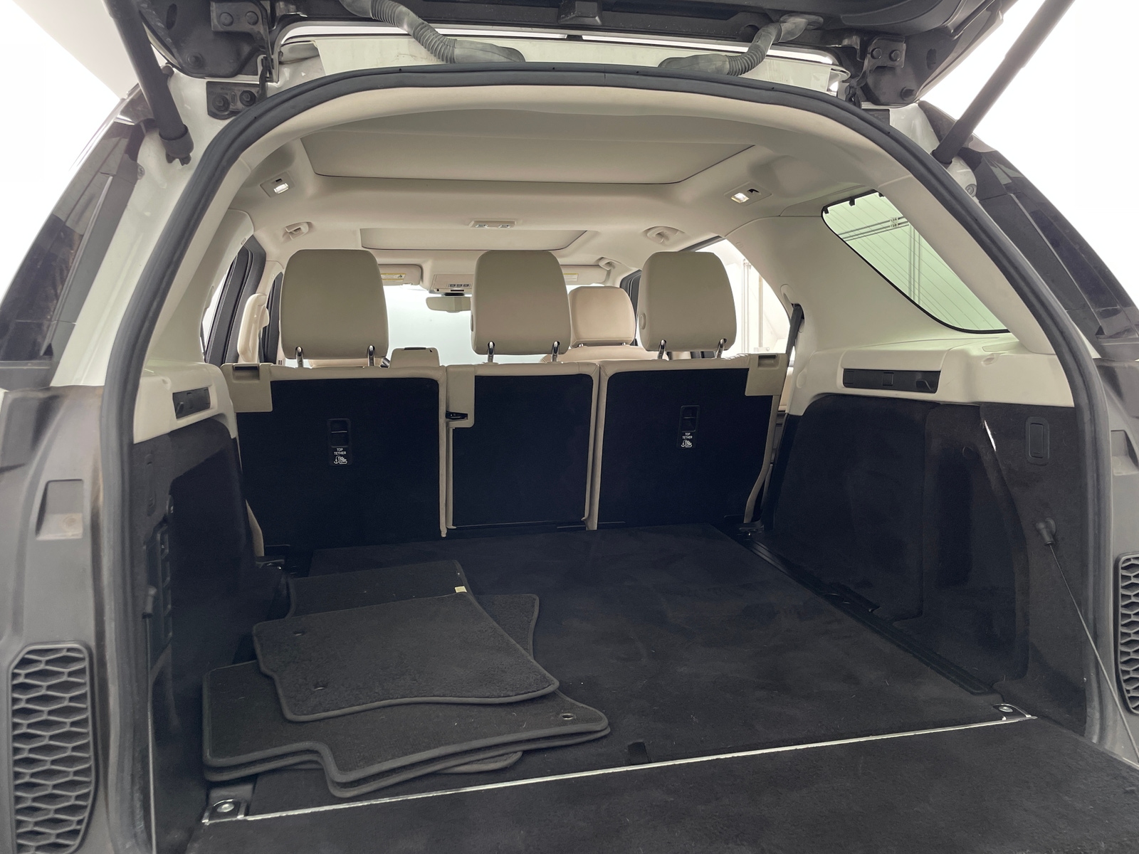 Thumbnail: 2020 Land Rover Discovery - 6