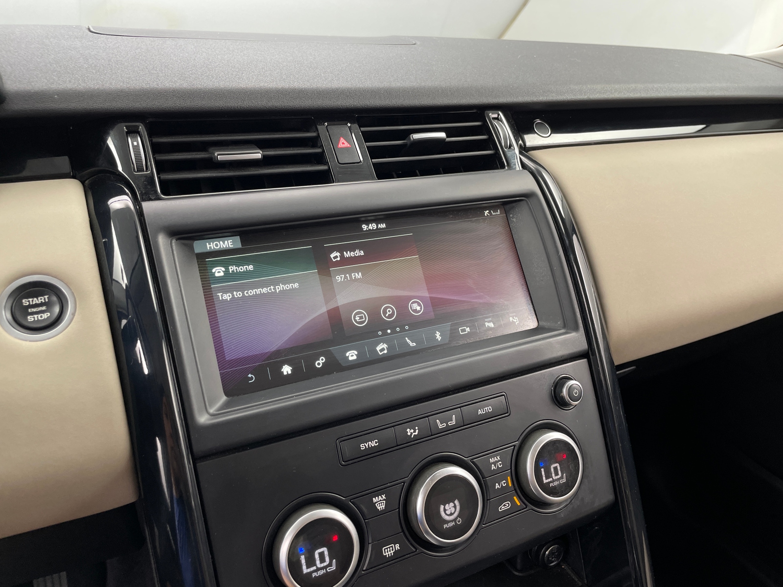 Thumbnail: 2020 Land Rover Discovery - 3