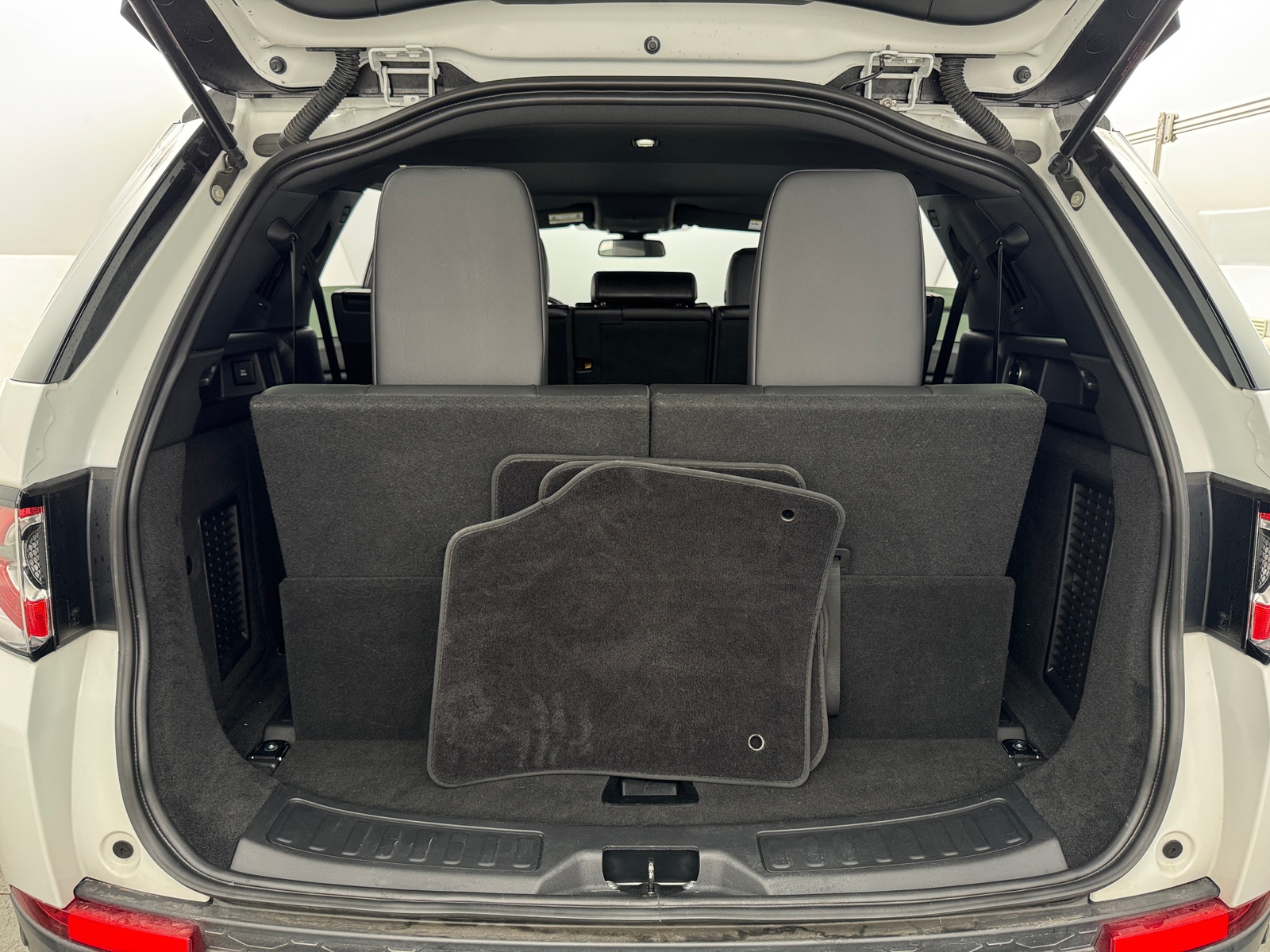 Thumbnail: 2019 Land Rover Discovery Sport - 6