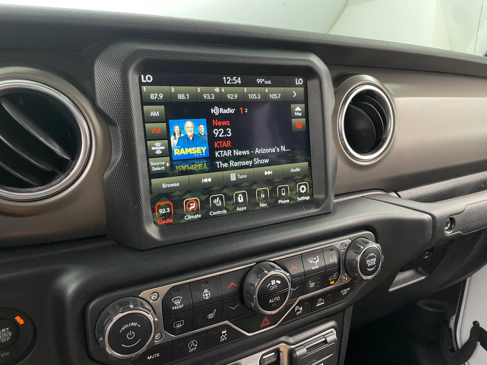Thumbnail: 2021 Jeep Gladiator - 3
