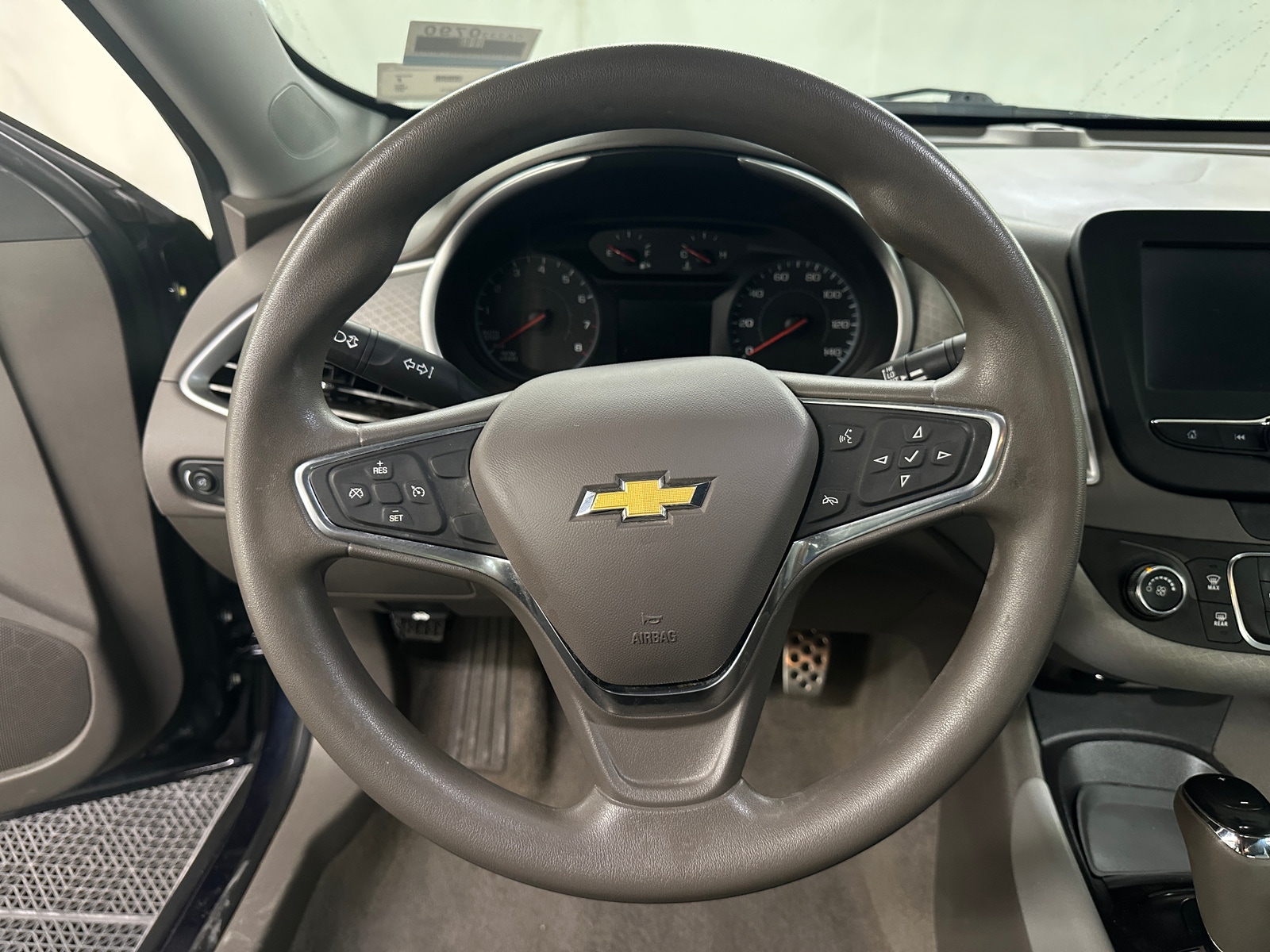 Thumbnail: 2017 Chevrolet Malibu - 5