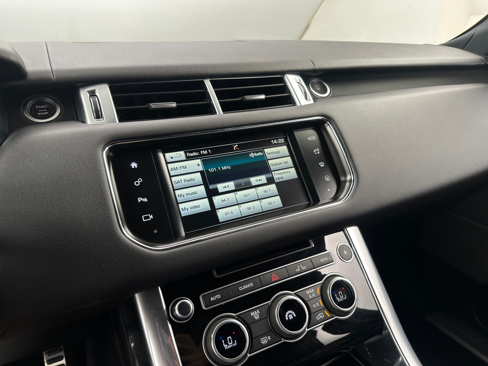 Thumbnail: 2016 Land Rover Range Rover Sport - 3