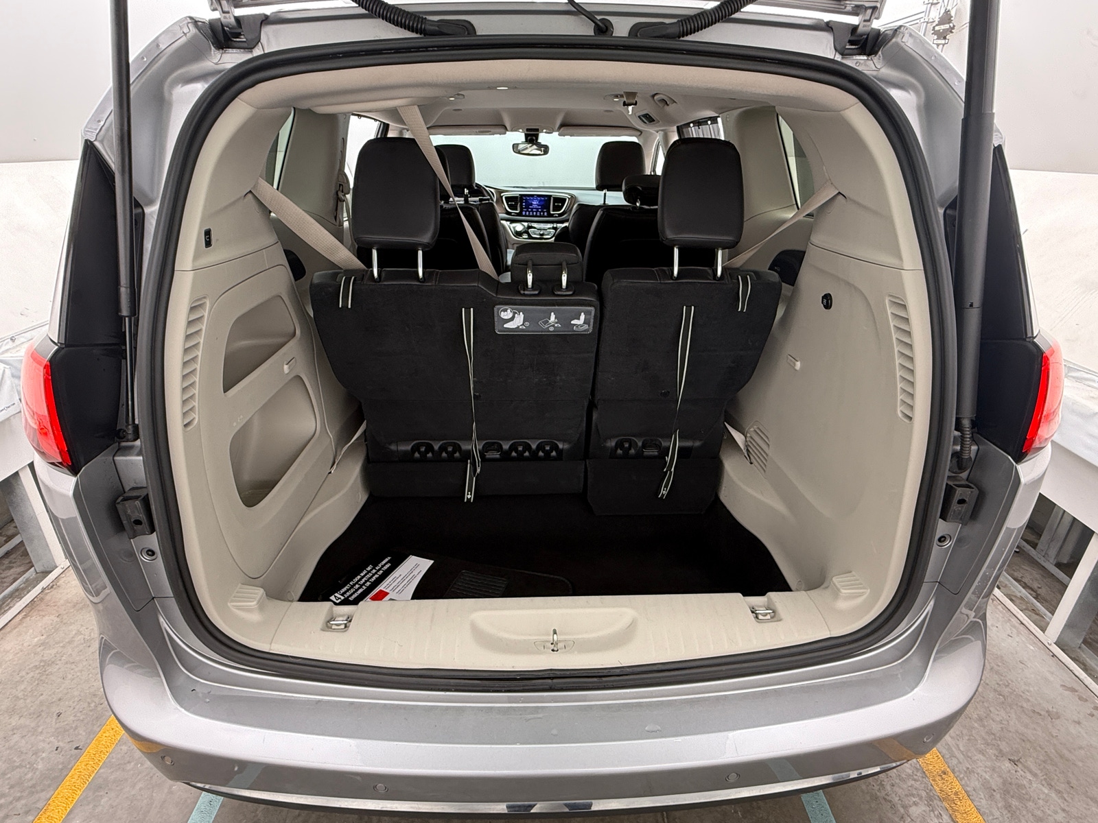 Thumbnail: 2017 Chrysler Pacifica - 6