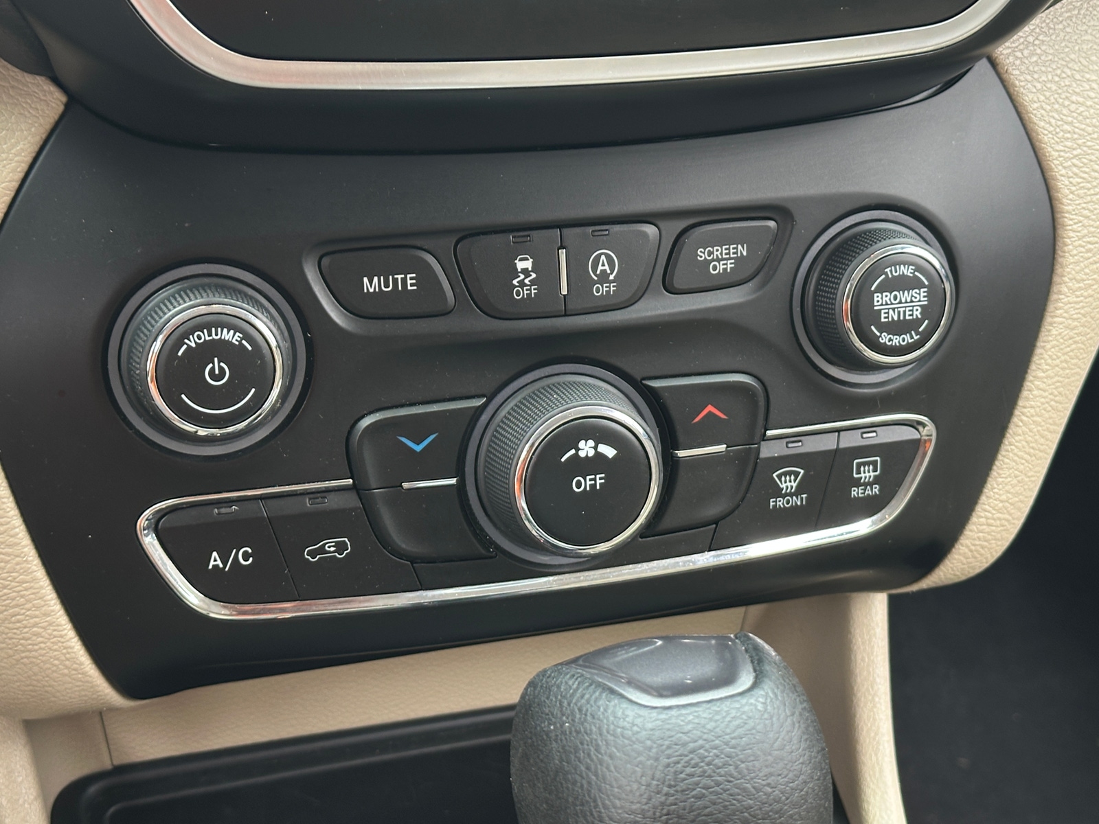 Thumbnail: 2020 Jeep Cherokee - 4