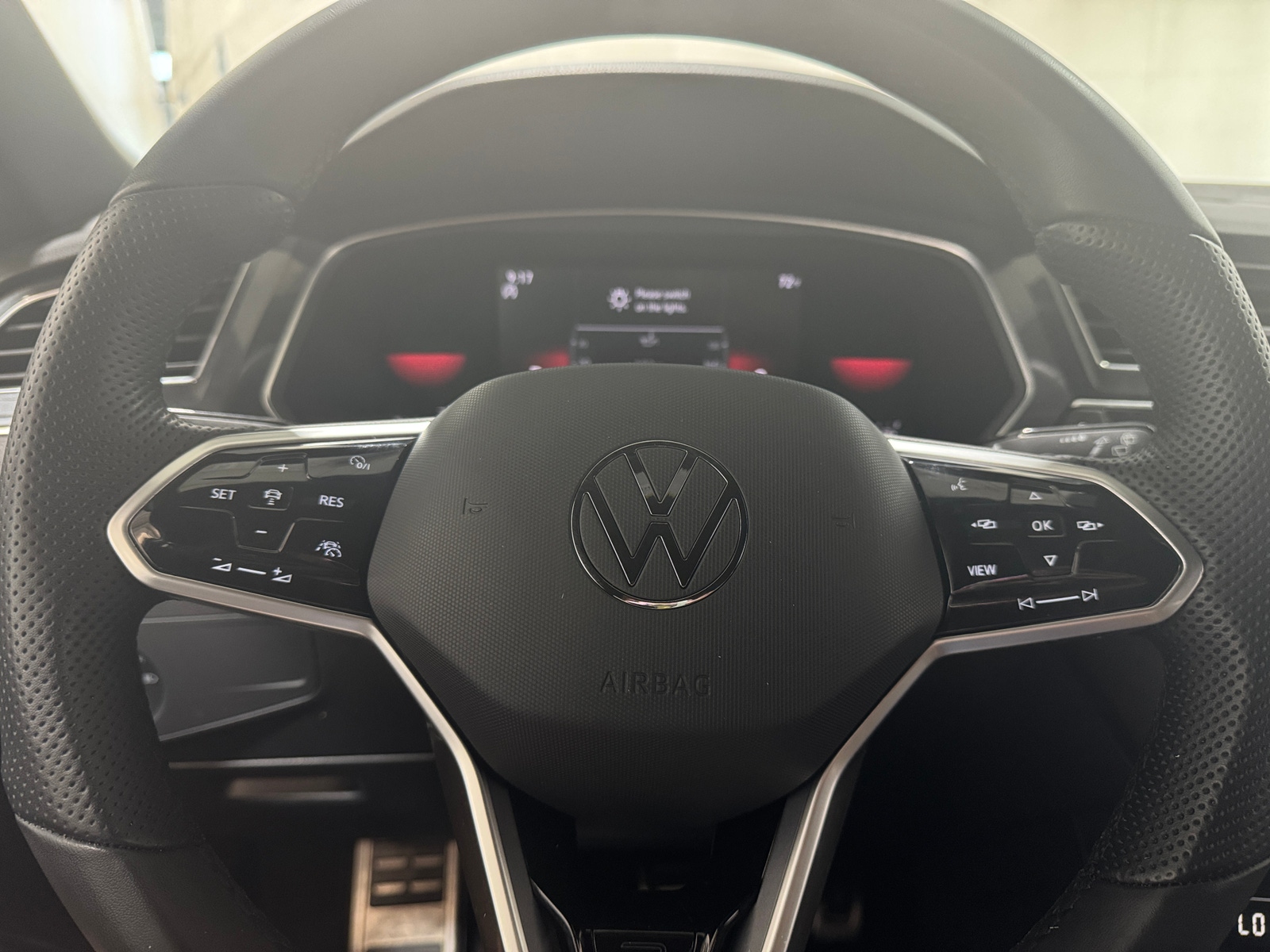 Thumbnail: 2022 Volkswagen Tiguan - 4