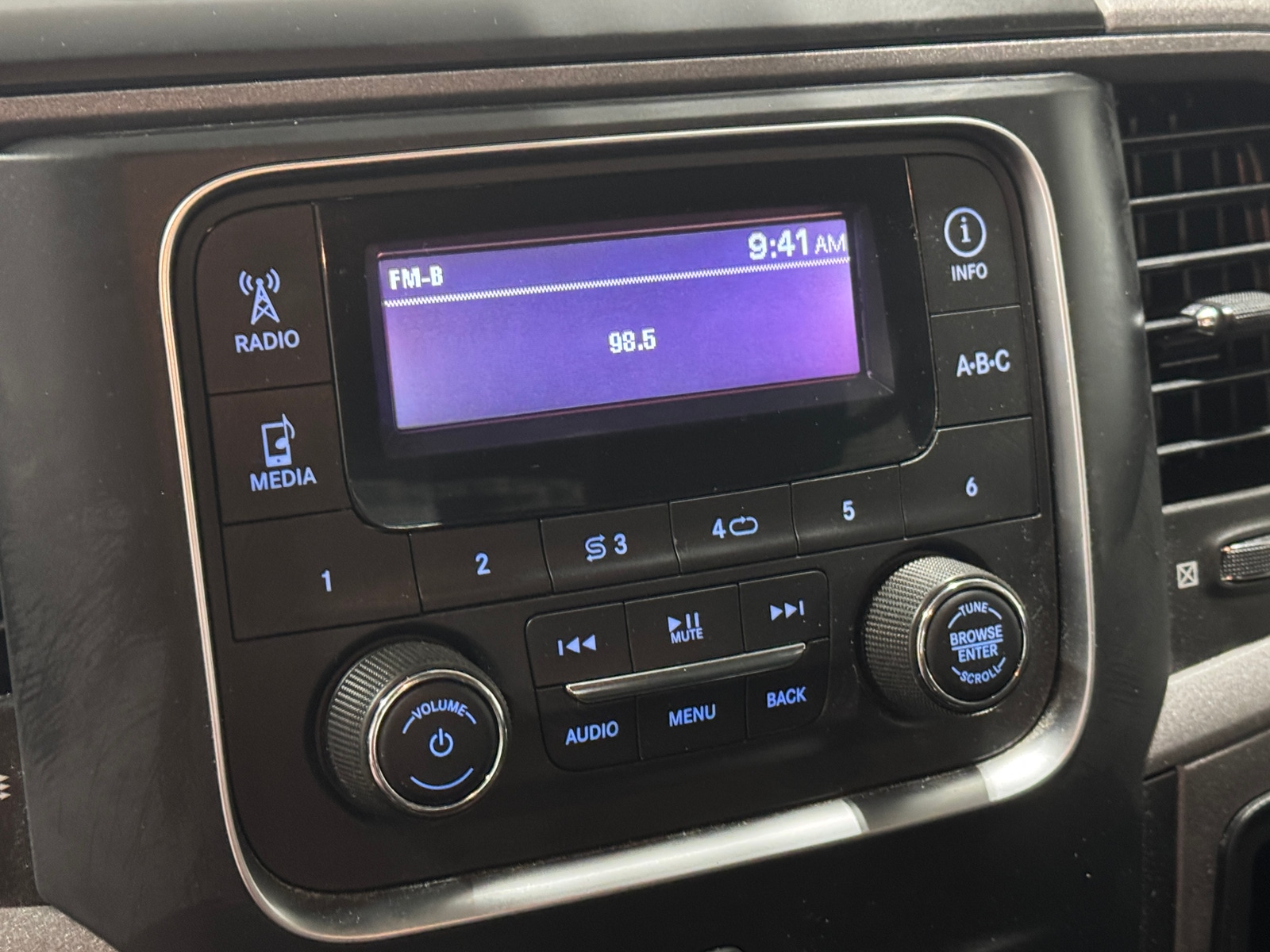 Thumbnail: 2019 RAM 1500 Classic - 3