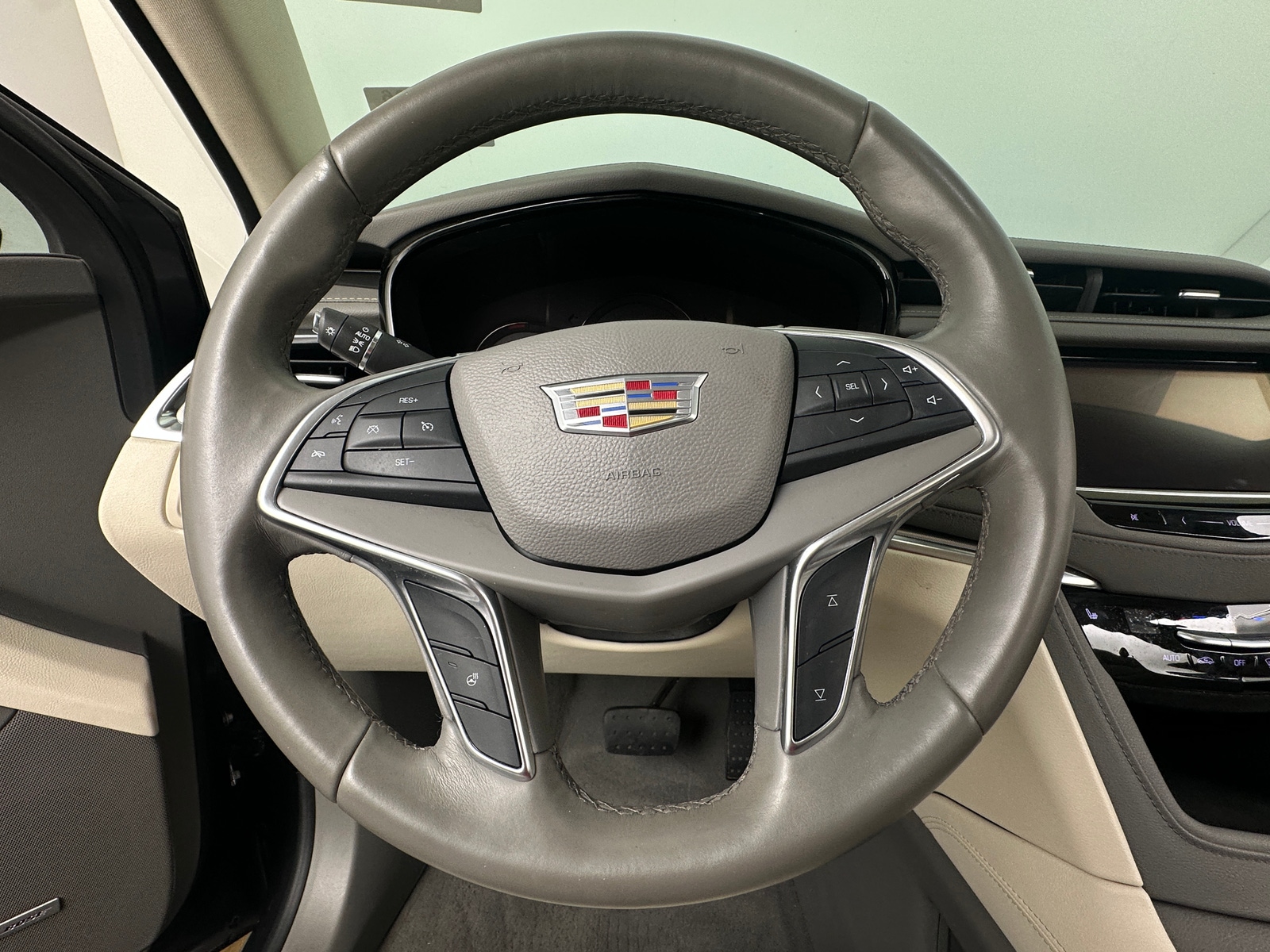 Thumbnail: 2017 Cadillac XT5 - 4